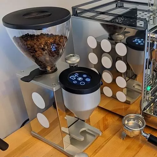 Bílý kávomlýnek Fausto. Zdroj obrázku: Rocket Espresso Bílý kávomlýnek Fausto.